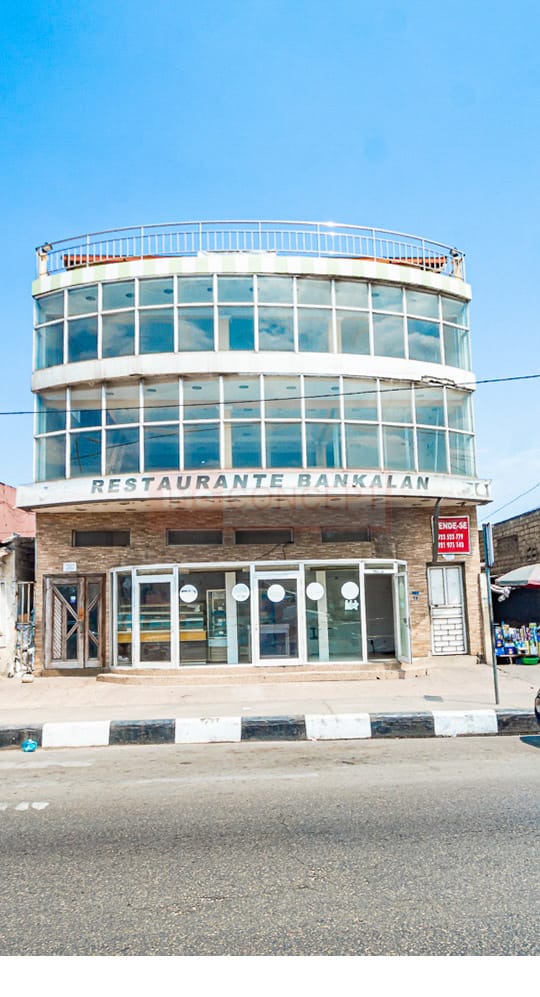 Apresento este magnífico edifício de 3 andares