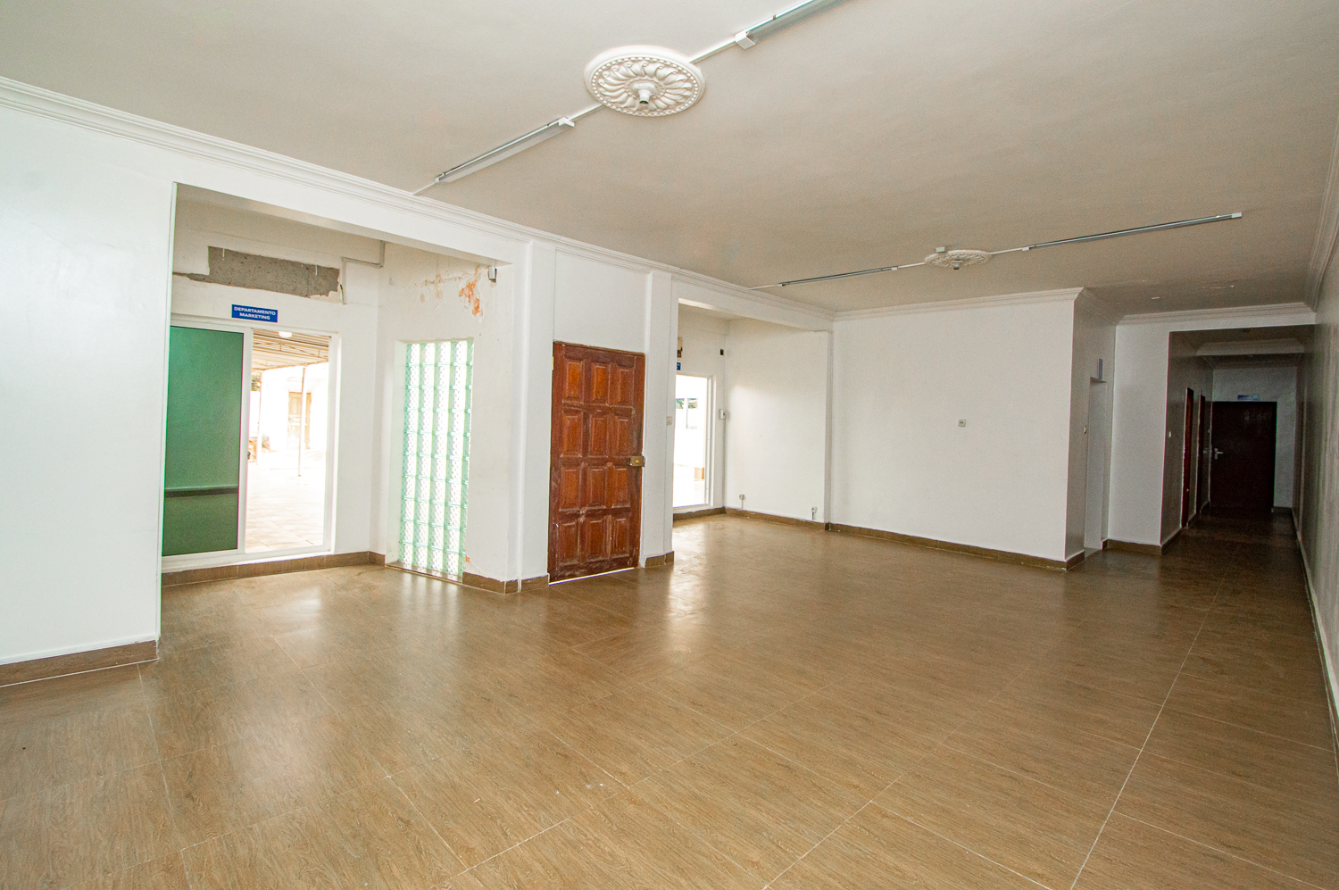 Foto de Vivenda V6+1 com piscina disponível para venda no Benfica