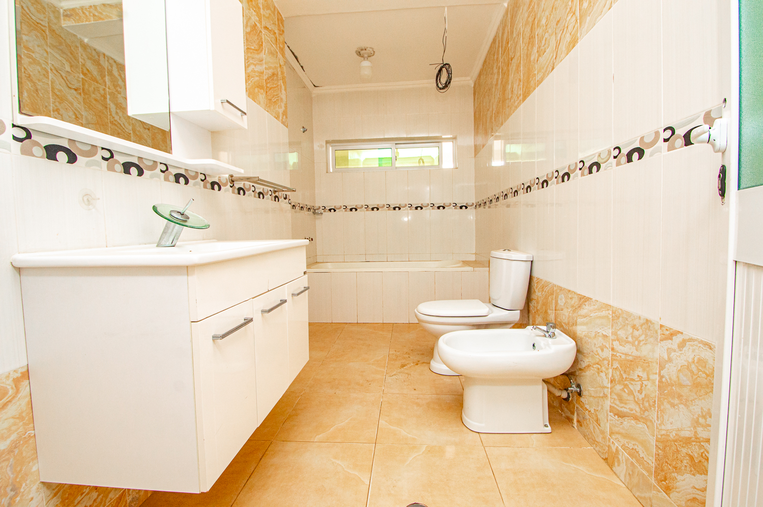 Foto de Vivenda V6+1 com piscina disponível para venda no Benfica