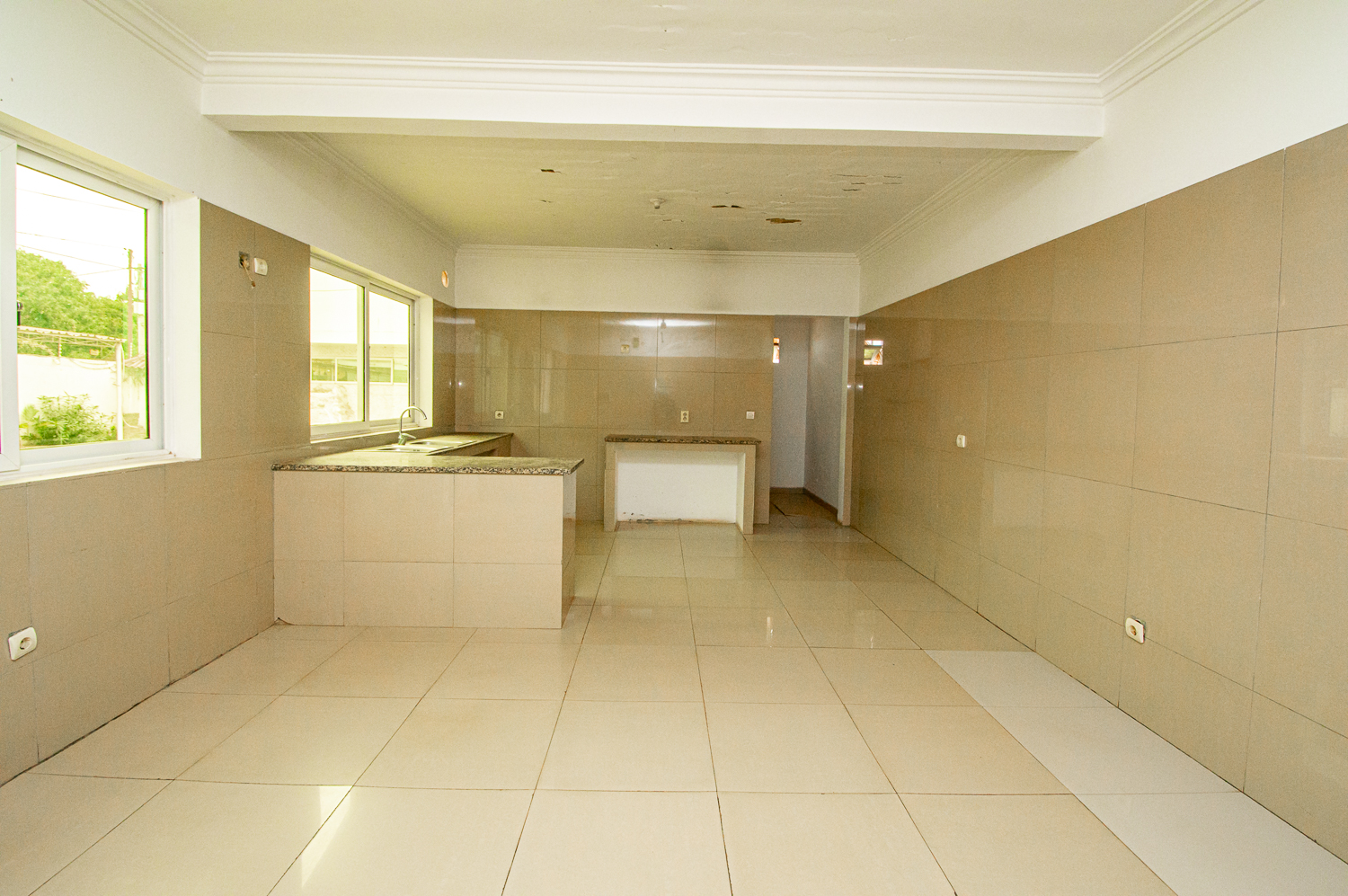 Foto de Vivenda V6+1 com piscina disponível para venda no Benfica