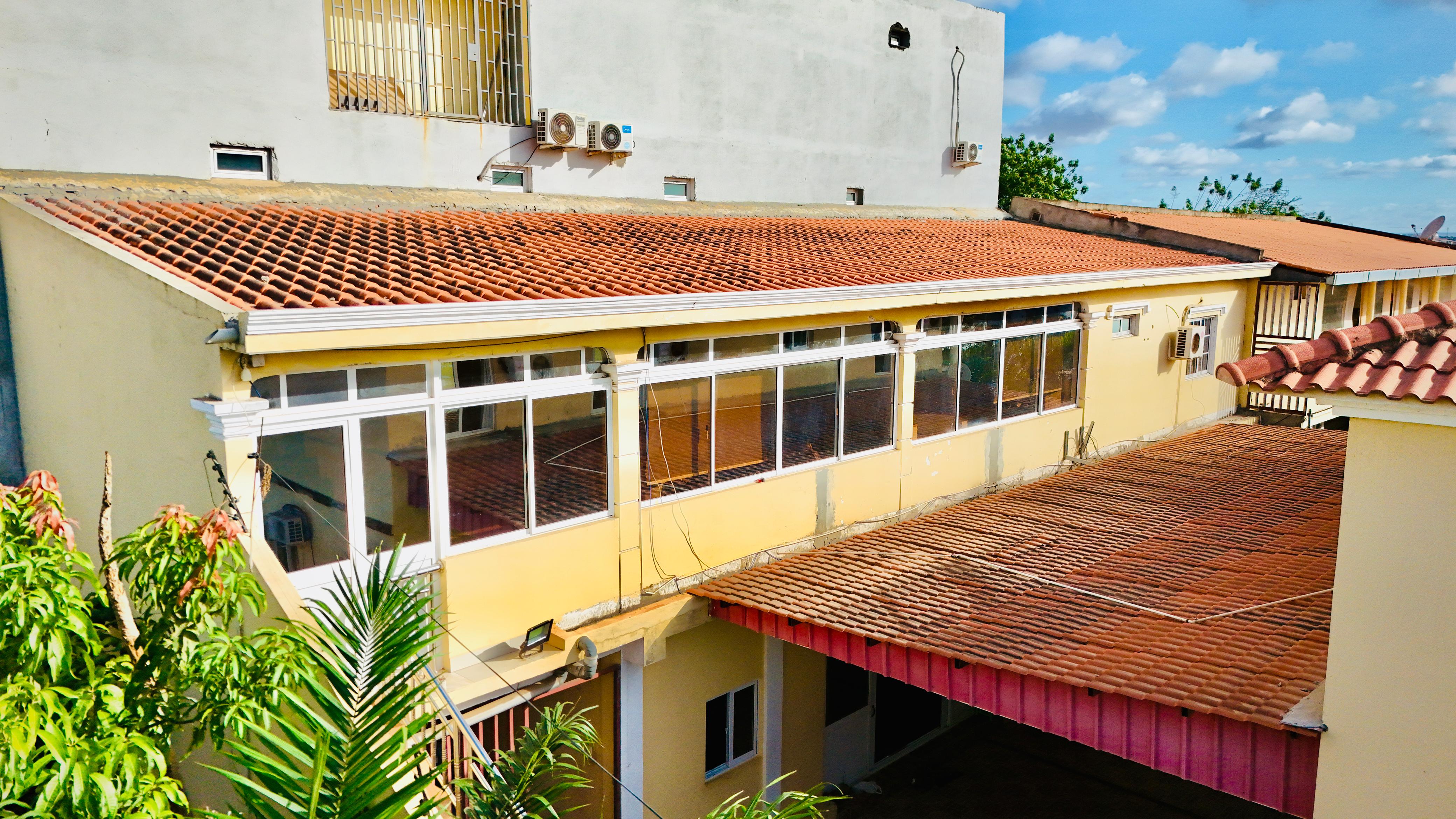 Foto de Disponível para Arrendar, Vivenda V6+2 Duplex com Anexo, Localizada no Benfica/Kifica